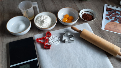 utensielien vorbereiten fuer weihnachtskekse 