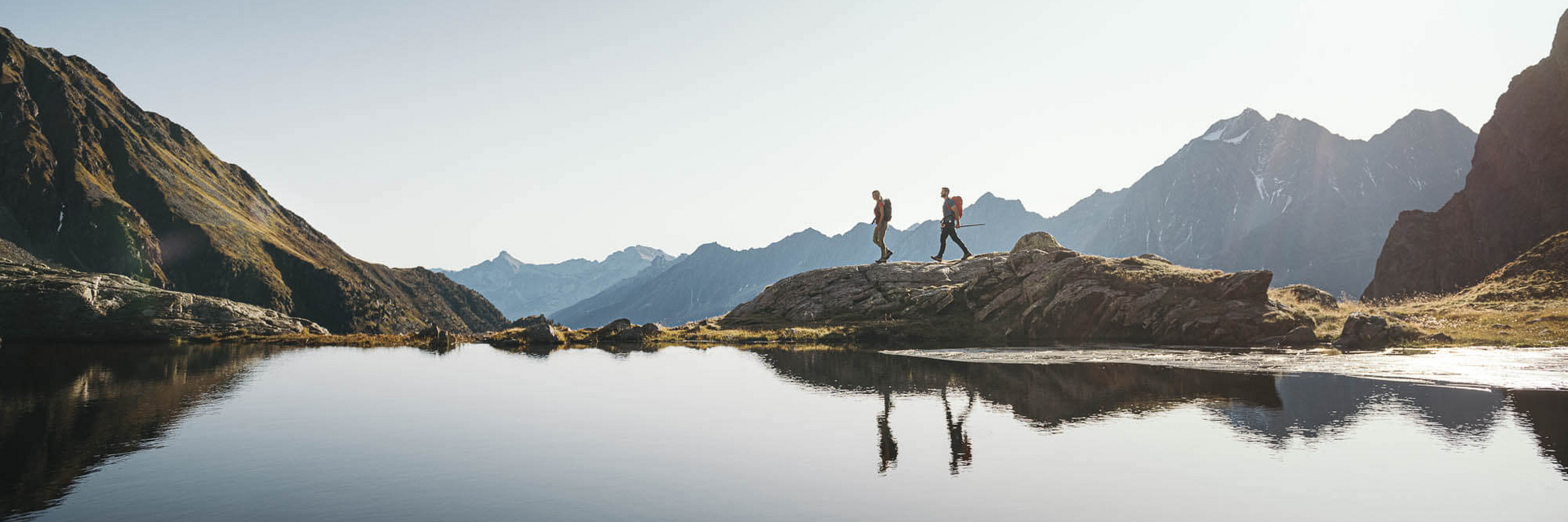 zwei Wanderer am Bergsee