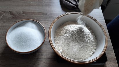 mehl und zucker in schuessel 