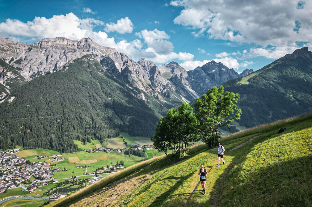Trailrunner beim Laufen, im Hintergrund der Elfer und die Berge