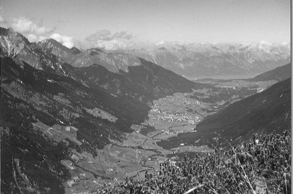 Schwarz-Weiß-Aufnahme vom Ausblick vom Elfer ins Tal.