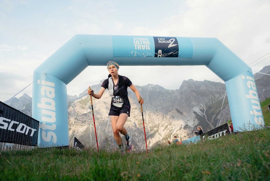 Trailrunnerin beim Zieleinlauf