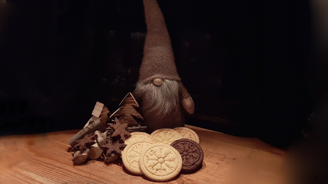 weihnachtskekse vor weihnachtsmann