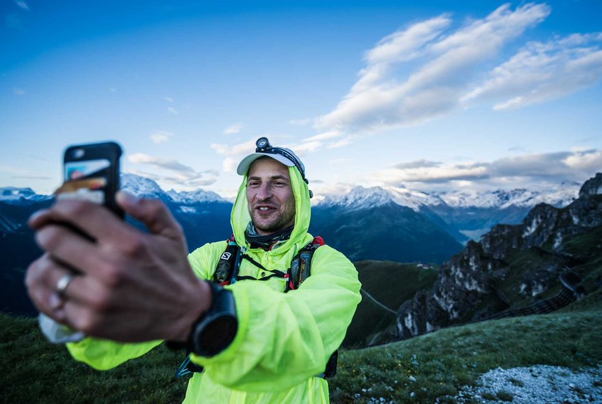 Trailrunner macht Selfie