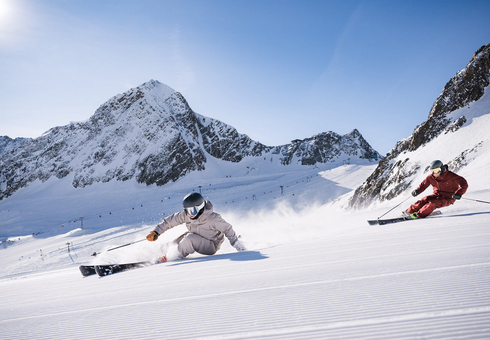 Zwei Personen beim skifahren auf Piste am Stubaier Gletscher