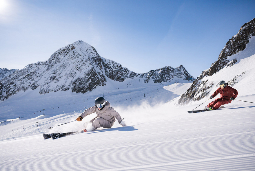 Zwei Personen beim skifahren auf Piste am Stubaier Gletscher
