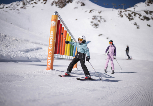Kinder beim Skifahren lernen am Stubaier Gletscher