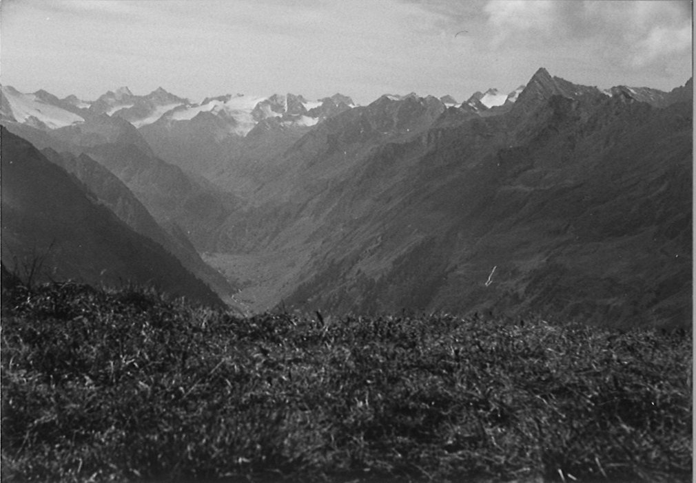 Alte Ansicht Stubai von oben über das Tal bis zum Stubaier Gletscher