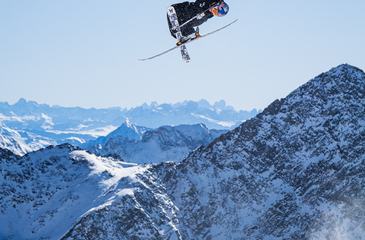 Freeskier Matej Svaner spring über ersten Kicker beim Training für den FIS Freeski World Cup Stubai 