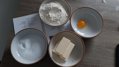 zutaten zum kekse backen in einer schuessel 