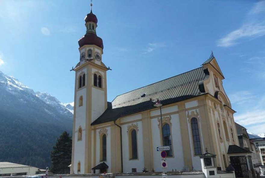 Blick auf die Kirche in Fulpmes im Sommer