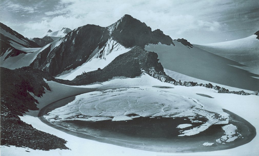 Altes Bild von verschneitem Berg und zugefrorenen Bergsee im Stubaital