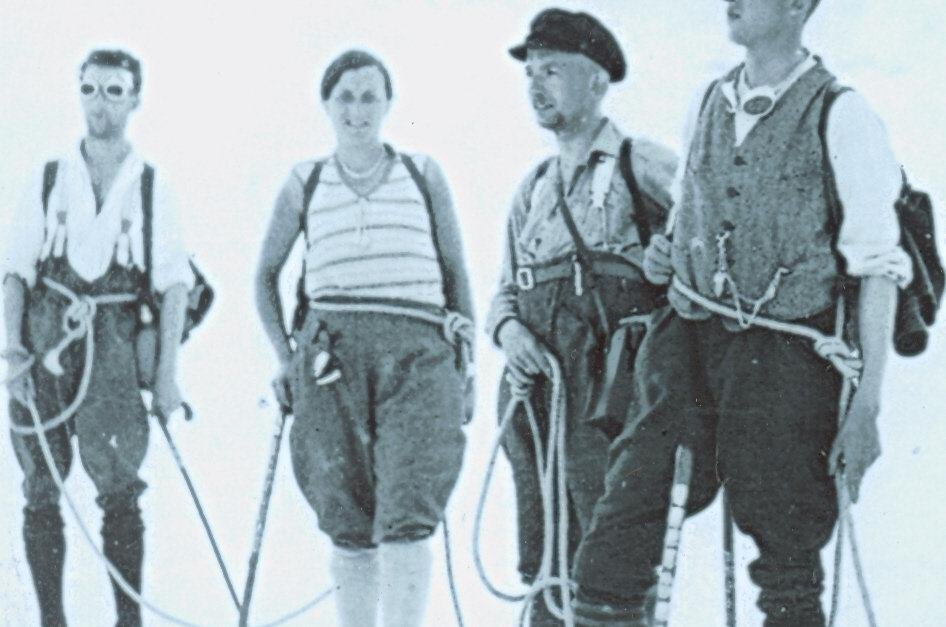 Stubai früher, alte Ansicht 4 Personen im Schnee an Seil gebunden mit alter Wanderausrüstung