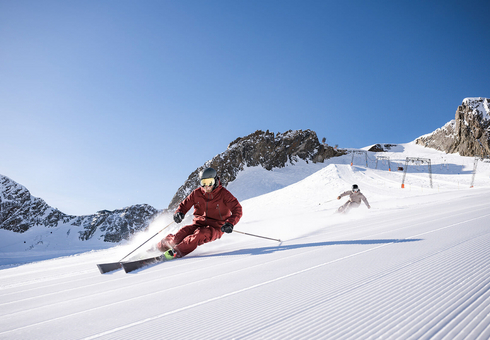 Sportliches Skifahren auf den Pisten am Stubaier Gletscher