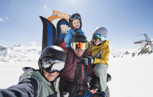 Familien Selfie auf großen Thron am Stubaier Gletscher