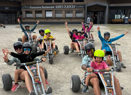 gruppe sitzend und freudig für den Start mit den Moutaincarts