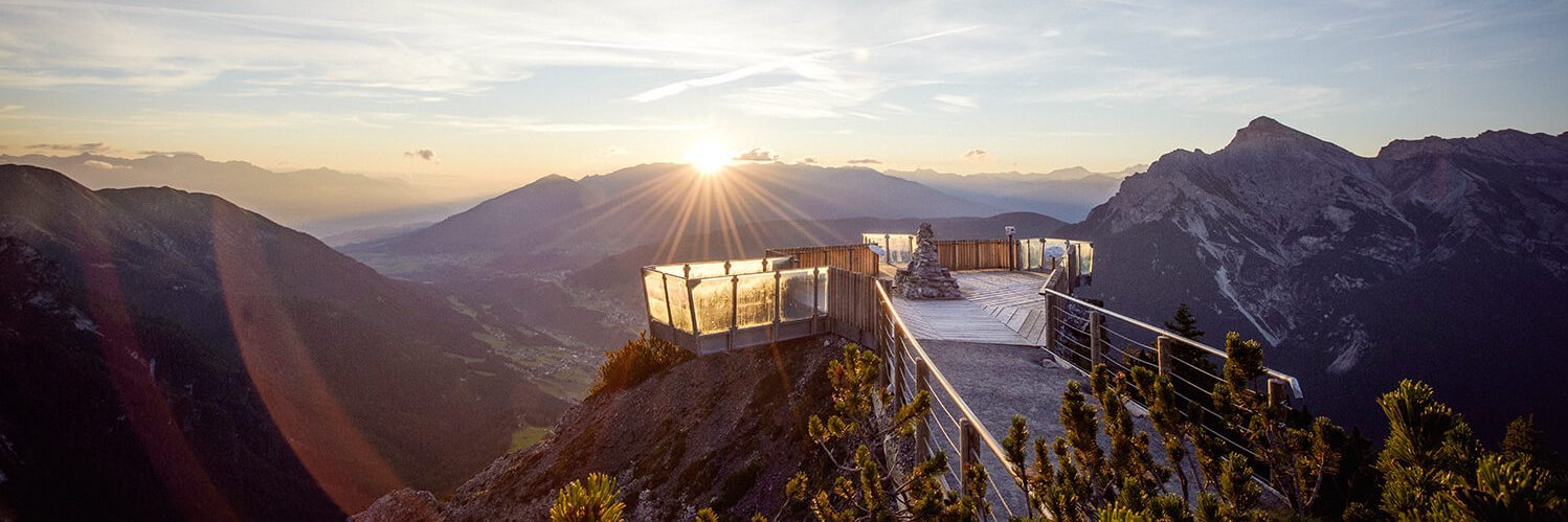 Aussichtsplattform StubaiBlick in der Schlick 2000 bei Sonnenaufgang