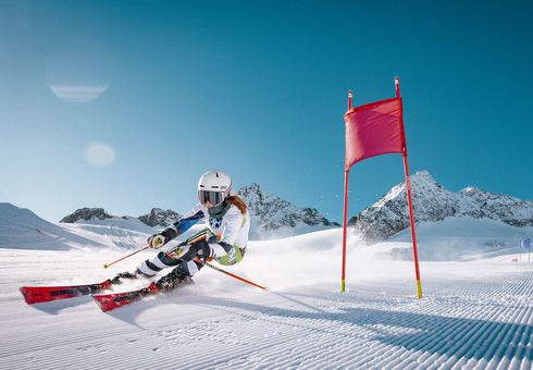 Skirennfahrerin umfährt Tourstange