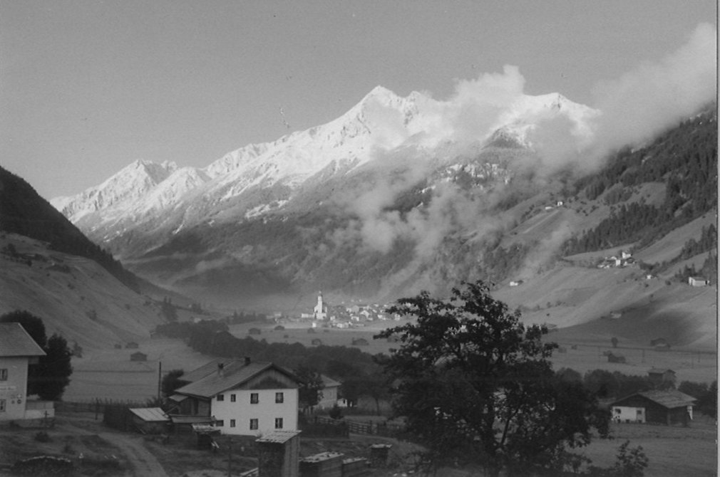 Schwarz-Weiß Aufnahme taleinwärst mit der Kirche von Neustift im Hintergrund.