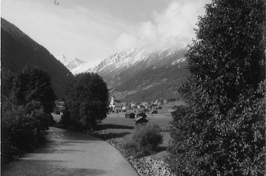 Altes Schwarz-Weiß-Bild von einem Bach mit Blick taleinwärts