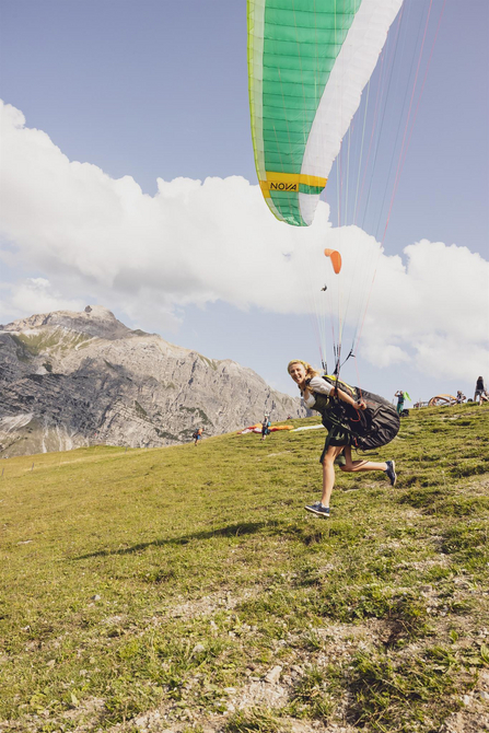 Dirndl und Lederhosenfliegen mit Schirm