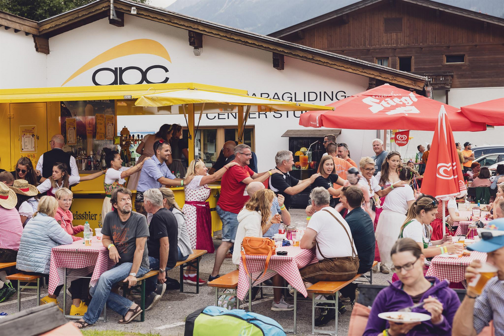 Dirndl und Lederhosenfliegen