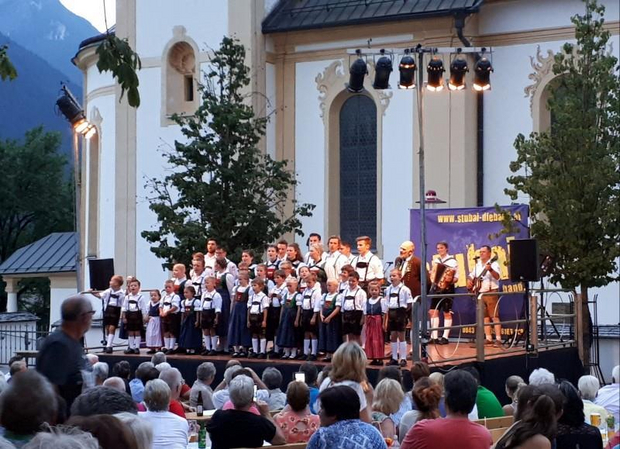 G´musigt und getanzt am Kirchplatz