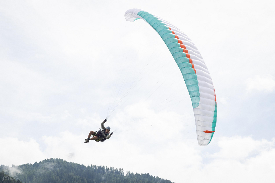 Dirndl und Lederhosenfliegen in der Luft